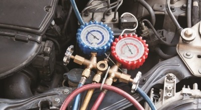 ¿Cómo recargar el aire acondicionado de mi coche?